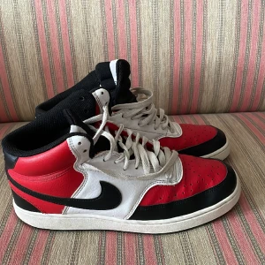 Nike Jordans - Svart vit röda Nike Jordans stl 43