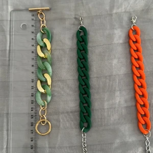 Armband  - Den större grönmelerade mäter  hela 17cm. De övriga mindre mäter 20cm hela längden. Min handleds omkrets är 17 cm och jag kan ha alla. 