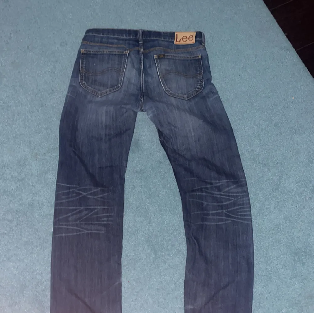 Ett par lite uttvättade lee jeans i bra skick 8/10 skriv privat för mer bilder eller dunderingar pris kan sänkas. . Jeans & Byxor.