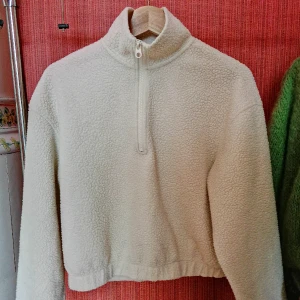 Fleecetröja från Weekday  - Fleecetröja i bra skick! Supermysig, knappt använd. Lite oversize i modellen