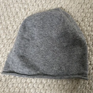 Mössa - Säljer denna superfina gra mössa😇😇enbart använd en gång så nyskick! färgen framkommer bättre i andra bilden