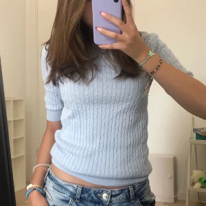 Ljusblå kabelstickad tröja - Fin kabelstickad tröja i ljusblått från gina💗 Nyskick!