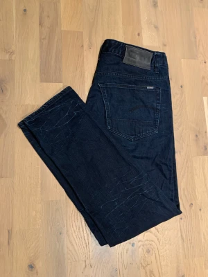G-Star RAW Jeans 33/32 - Snygga mörkblå G-Star RAW 3301 Low tapered jeans, storlek W33 L32. Mycket fint skick