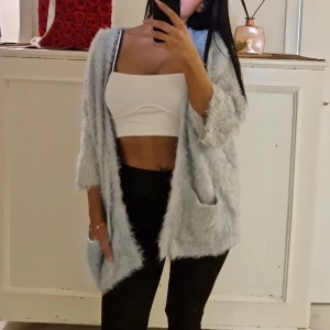 Mysig kofta - Varm oversize korta från h&m. Jättebra skick. Vit/babyblå melerad färg. 