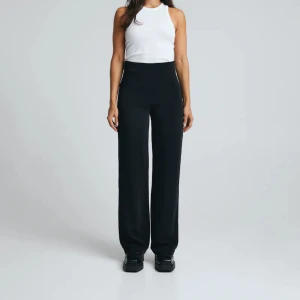 Kostymbyxor från Bikbok - Säljer pågrund av att de knappt kommer till användning 💞 Ett par jättefina och jättesköna kostymbyxor från Bikbok som också passar jättebra som bara chillbyxor! Storlek 36 men skulle även passa 34, perfekta i längden på mig som är 173cm