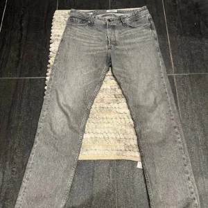 Jack And Jones Jeans - Hej. Säljer dessa fina Jack and Jones jeans i size 30/32. Skicket är 8/10 och sparsamt använda. Köpta för 600kr. Hör av dig för mer frågor.