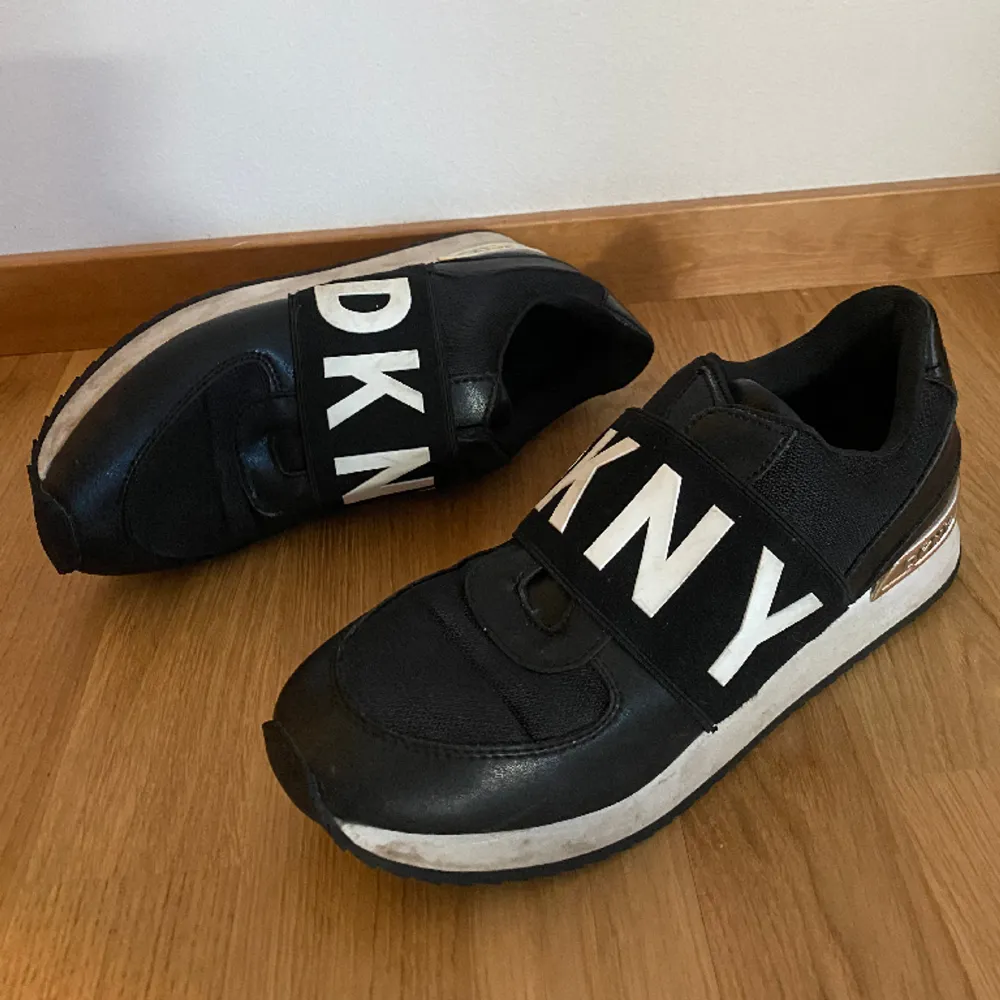 Flyttrensning! Svarta sneakers från DKNY i strl 39. Fint skick  . Skor.