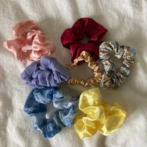 Fina scrunchies i olika färger, bra skick💘Alla för 30kr eller en för 5kr.