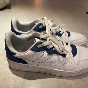 Sneakers från Zara  - Superfina och unika vita och blåa sneakers från Zara. Använda 1 gång, därav är sulan något smutsig. Men det är ingenting som inte går bort i tvätten! Köptes för 249. 