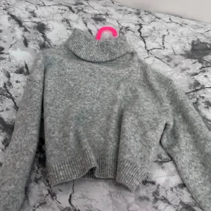 stickad tröja  - en fin stickad tröja, nästan mag tröja 