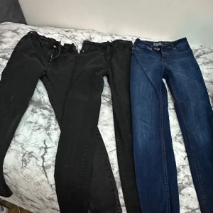 byxor  - säljer dessa fina byxor, de grå mjukis byxorna kostar runt 120 kr, de andra är skinny jeans som inte andvänds jag är 150 cm lång och de passar perfekt 