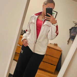 Retro jacka - Säljer denna coola retro jacka då den inte används. Den är köpt på secondhand men är i superbra skick! 💕