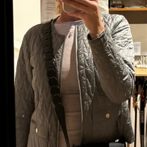 Peak performance jacka - Säljer nu min jättefina gröna peak performance jacka i storlek M. Den är i jätte bra skick och har inga defekter eller liknande. Säljer den då den inte kommer till andväning längre. Nypris 1499kr