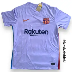 Helt ny och oanvänd Barcelona tröja, med tags och kvitto. Säljer då den är alldeles för stor på mig. | Size S, passar M | Nypris: 950kr  Priset är klappat & klart, först till kvarn som gäller!