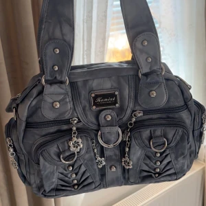 Väska  - Hej!  Säljer denna fina väskan från Italien❤️ Hel ny! inga skator eller hål allt funkar som perfekt. Skiv gärna för fler bilder eller om du har nån fråga❤️ (Nyskick)   Mitt pris: 350kr (diskutera)