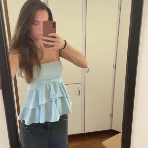 Bandeau top - Den är lite som en korsett då den har knäppen på baksidan. Jättebekväm och knappt använd ifrån Zara.