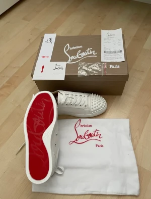 Christian Louboutin  - Helt nya! Säljer då jag köpte ett par andra! (Inte mina bilder) skriv för fler bilder! Pris kan diskuteras! 