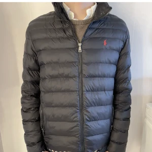 ralph lauren jacka - fri frakt! säljer nu min fina ralph lauren jacka i topp skick, höt av er vid frågor och funderingar☺️