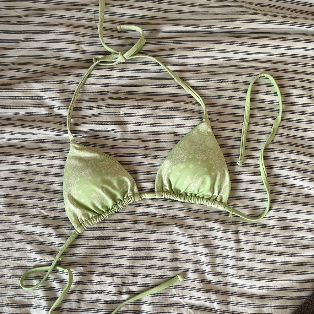 Mintgrön paisley mönstrad bikinitopp från Pull&bear, aldrig använt tidigare🤍. Övrigt.