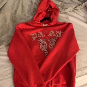 Rhinestone Hoodie - Säljer den då jag ej använder den mer, glömde vända ut å in på den när jag tvättat den därför har en del stenar tyvärr försvunnit och därav priset. 