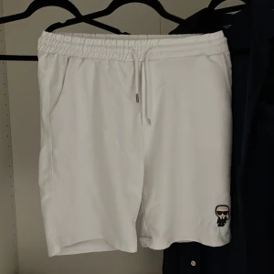 Karl Lagerfeld  - Säljer mina Karl Lagerfeld shorts som ej används, pga att de inte riktigt är min stil 