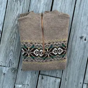 Jättefin stickad zip up tröja med mönster. Perfekt inför hösten och vintern. Säljer för att den är lite för liten för mig.