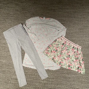 Barnkläder strl 140 - Super fina kläder jättesköna också💗ett nattlinne en kjol och ett par tights💕60 kr st ungefär och 150 för alla❤️använda väldigt många gånger men väldigt bra skick😁