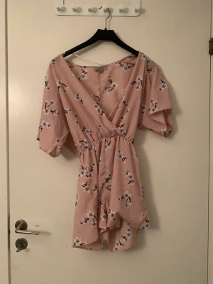 Rosa dress - Rosa blommig dress med shorts och blus i ett, använd mycket men den är i bra skick  