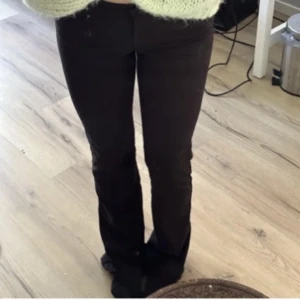 Lågmidjade kostymbyxor  - Sjukt snygga och simpla byxor från weekday, midrise / lowrise. En dragkedja längst ner som gör att man kan göra dom både bootcut / flare och straight. Storlek 36 men skulle säga att dom sitter mer som en 34💕💕