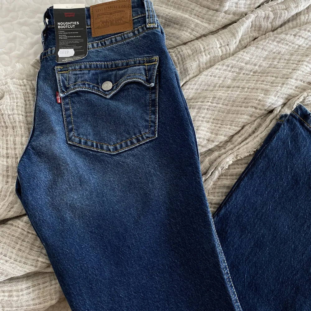 Säljer dessa jeans då jag inte får någon användning för dom, helt oanvända med alla lappar kvar👖nypris 1419 . Jeans & Byxor.