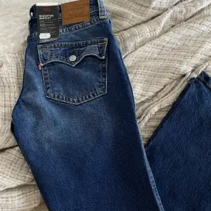 Säljer dessa jeans då jag inte får någon användning för dom, helt oanvända med alla lappar kvar👖nypris 1419 