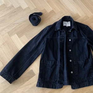 Oversized jeansjacka  - Svart jeansjacka i oversized modell, storlek 36 men passar därav andra storlekar beroende på hur man vill att den sitter! Från Carin Wester och sparsamt använd, nypris 800