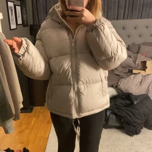 Vinterjacka  H&M - Super snygg jacka köpt på hm. Den är i nyskick och sparsamt använd. Är m men passar även s och l 💗