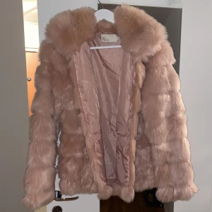 Fluffig jacka  - Aldrig använd, mer rosa irl