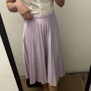 Maxi kjol långkjol plisserad - Passar M-L. Jättefin men för stor för mig. Plisserad och pastell-lila färg. 