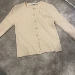 Stickad tröja  - Säljer denna pga att dne it kmr t ngn användning 