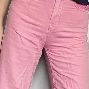 Mina älskade rosa jeans - köpta på Bershka i Spanien, använda och skönt uppmjukade men inte någon att anmärka på. Nu väntar på de på att få bäras av nästa tjej som gillar rosa och jeans och vill ha ett par riktigt bekväma brallor  - i storlek XS/S. 