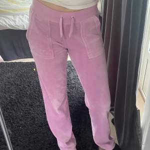 Säljer nu mina babyrosa Juicy Couture byxor då jag aldrig använder dom långre.🩷 Dom är i fint skick men en av silverdetaljerna på snörningen lossnat (bild 3), men det är inget man tänker på. Storlek XS. Nypris 1199. Pris kan diskuteras 🩷🩷🩷