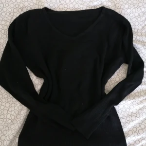 Svart tröja - Den är fint och bekväm, perfekt för höst och vinter :) 
