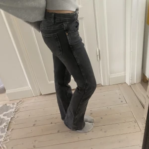 Low waist bootcut jeans - Säljer dessa Low waist bootcut jeans från zara i storlek 164 som passar upp till midjestorlek 26. De har ressor så de passar väldigt många storlekar. I längden så skulle jag säga att den passar dig med storlek 30. Jeansen är unika, speciellt med knapparna