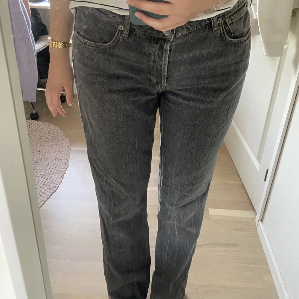 Snygga straight jeans med låg midja från Weekday i modellen Pin. Säljer då jag köpte i fel storlek.. Jeans & Byxor.