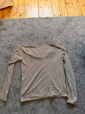 Långärmad tröja Säljes för 80 kr + frakt Bra skicka