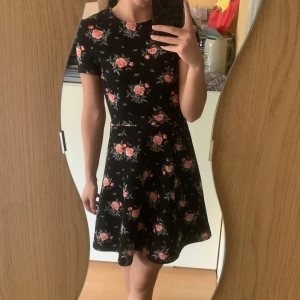 Söt blommig klänning - Klänning i färg svart med rosor på från h&m i storlek xs/s🤍