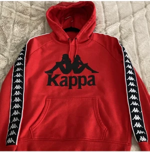 Kappa Hoodie - Kappa hoodie i fint skick. Såklart tvättas den innan frakt. Den är bra till när man ska till gymmet eller behöver någonting som är lagom till hösten/vintern. Passar alla kön. Skulle säga att den är S/M i storlek. Katt finns i hemmet!