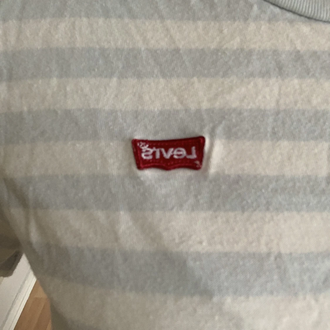 Levis tröja med ljusa ränder - 90