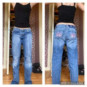Byta mot andra VB Jeans i strl 27/28 (ej säker på att sälja)♥️ —Victoria Beckham Jeans för Rock & Rebel. Strl 32 i midjan men jag har sytt in (går att ta upp sömnen) ca 28, jag är 169 lång.