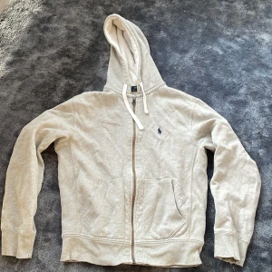 Ralph Lauren hoodie - Säljer en snygg Ralph Lauren hoodie som jag har växt ur. Priset är inte hugget i sten!