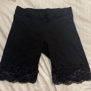Cykelbyxor  - Cykelbyxor med spets längst ner, är i gott skick 