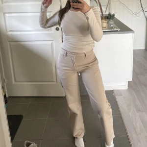 Kostymbyxa/chinos från zara.  - En typ av Kostymbyxa från zara i storlek 32. På bilden bär jag 34, men är ett par i storlek 32 som säljs. Lappen finns kvar och är aldrig använda. Säljer pga inte orkar lämnat tillbaka 😀