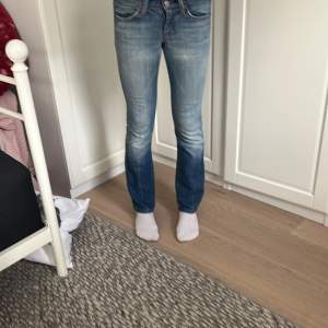 Säljer dessa jätte snygga vintage jeans från 7 for all mankind. Säljer de då de är för Lågmidjade för min smak. Storlek 24. Pris kan diskuteras hör av dig vid intresse ❤️💞🫶🏼